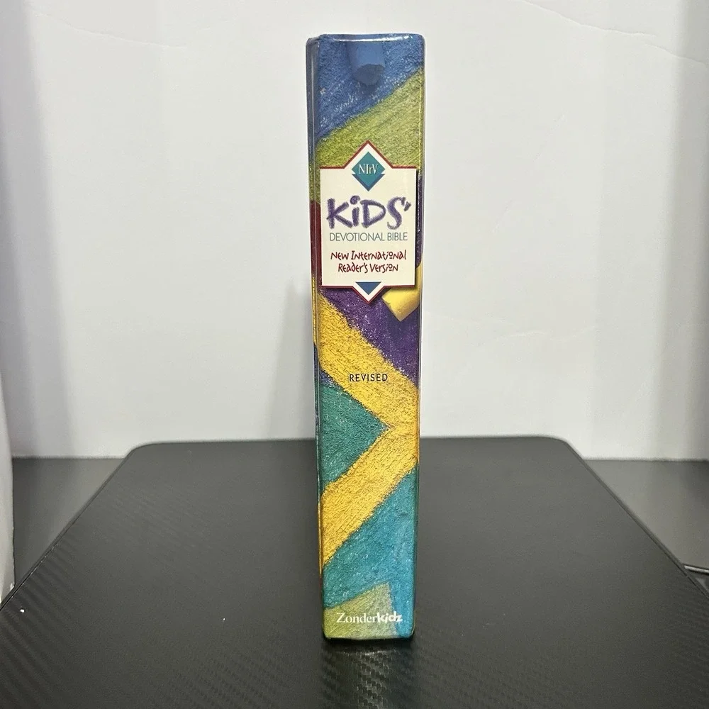 NIrV‎ Kids' Devotional Bible New International Reader's Version